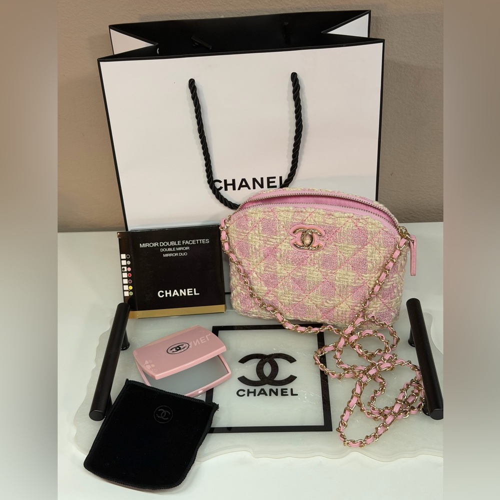 💗GWP BUNDLE💗 Chanel Pink and Cream Quilted
Crossbody & Mirror